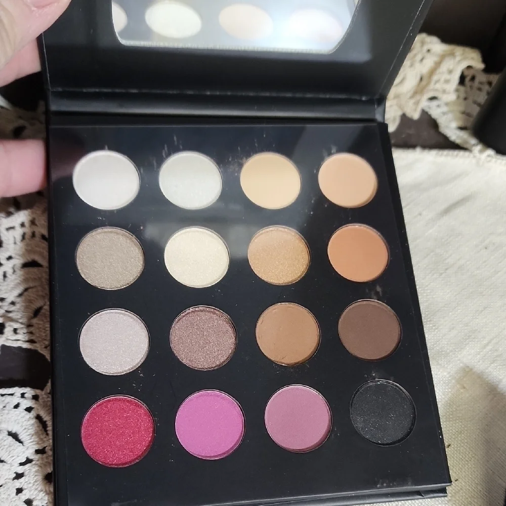 BH Cosmetics Colorful Eyeshadow Palette- Studio Pro Anti Shine-BH fan Brush #3